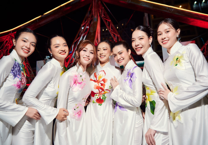 Những tà áo dài trắng tinh khôi này sẽ mãi là biểu tượng cho vẻ đẹp trường tồn, thanh cao của Thủ đô ngàn năm văn hiến.