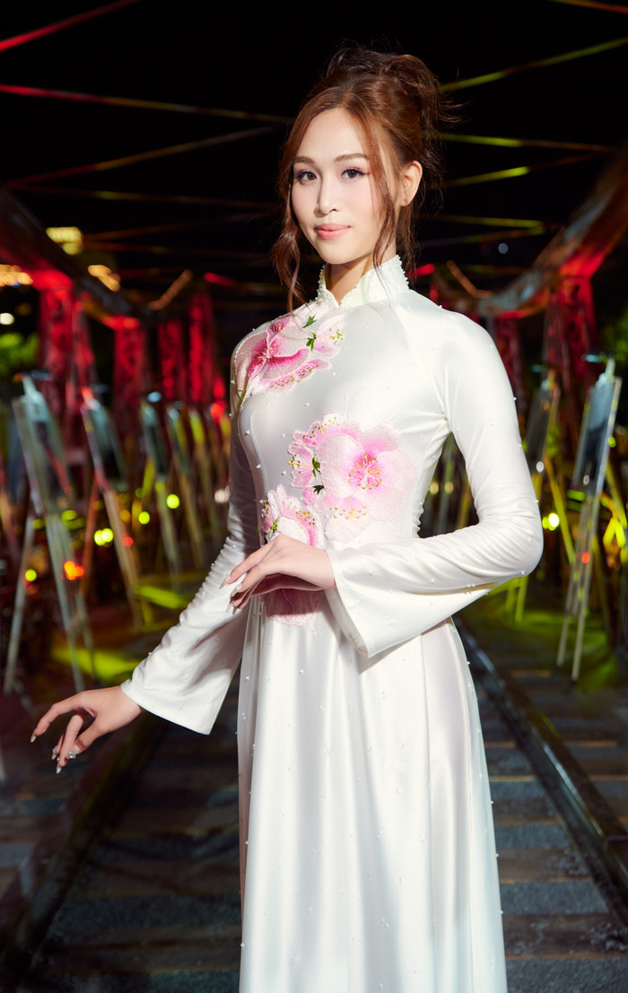 Ngoài ra, các chi tiết kết cườm trên tà áo, được thực hiện với kỹ thuật tinh xảo, nhẹ nhàng như những giọt sương mai đọng trên cánh hoa, tạo nên sự quý phái và trang nhã cho từng bộ cánh. Điều này không chỉ tôn lên vẻ đẹp bên ngoài mà còn thể hiện sự tỉ mỉ, khéo léo của người thợ thủ công, cũng như sự trân trọng của nhà thiết kế đối với giá trị truyền thống.