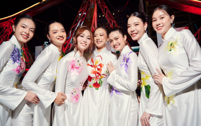 NTK Đức Hùng ra mắt bộ sưu tập áo dài 'Sắc Thu Hà Nội' Ảnh 2