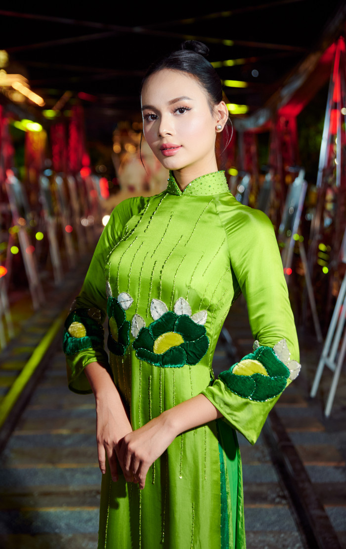 Sự đa dạng và đặc biệt của thời tiết Hà Nội, cùng với '12 mùa hoa,' đã tạo nên nguồn cảm hứng vô tận cho nhà thiết kế Đức Hùng trong việc sáng tạo bộ sưu tập áo dài này.