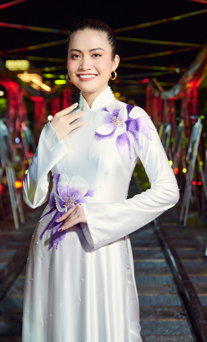 Bộ sưu tập Áo Dài “Sắc Thu Hà Nội' lấy cảm hứng từ bài hát 'Hà Nội 12 mùa hoa' của nhà thiết kế Đức Hùng. Một Hà Nội thu hút lòng người bằng vẻ đẹp kiến trúc cổ kính và phong cách sống duyên dáng, mà còn qua bốn mùa thời tiết rõ rệt và sự đa dạng của thiên nhiên được thể hiện tinh tế trong các thiết kế của 'phù thủy sắc màu'. 