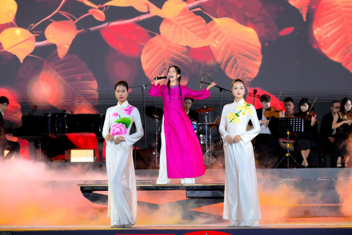 Những tà áo dài trắng tinh khôi, với sự kết hợp của các loài hoa đặc trưng, đã tái hiện một Hà Nội đầy sức sống, thanh lịch và tinh tế qua từng mùa hoa, mang đến cho người mặc cảm giác như đang hòa mình vào thiên nhiên, vào nhịp sống chậm rãi, lãng mạn của Thủ đô.