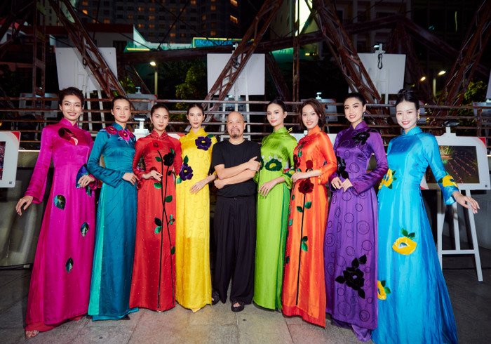 Cũng nhân dịp kỷ niệm 70 năm ngày giải phóng Thủ đô 10/10 này, NTK Đức Hùng vinh dự giới thiệu tới những người yêu văn hoá, tới khán giả yêu thời trang bộ sưu tập áo dài 'Sắc Thu Hà Nội', đây không chỉ là một tác phẩm nghệ thuật thời trang, mà còn là lời tri ân và tôn vinh vẻ đẹp thiên nhiên, văn hóa, và con người Hà Nội. 