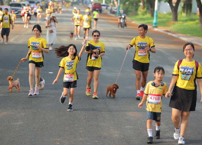 Nhiều trẻ nhỏ cùng thú cưng của gia đình đã tham gia giải chạy này