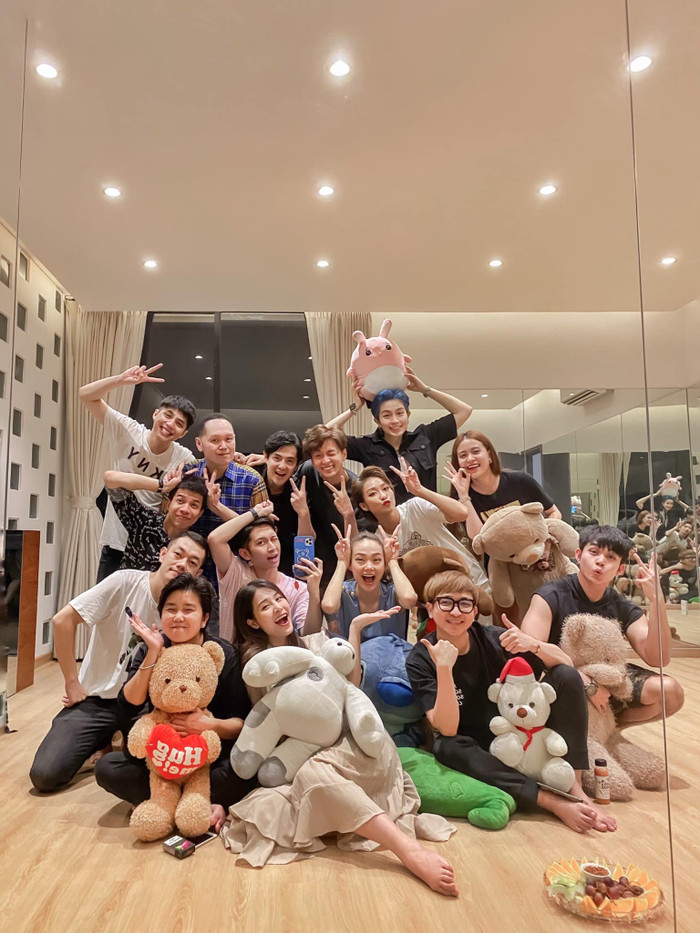 Dù mỗi người đều có gia đình và công việc riêng, tuy nhiên hội bạn thân vẫn duy trì việc tụ họp, đi du lịch cùng nhau trong suốt hơn 1 thập kỉ gắn bó.