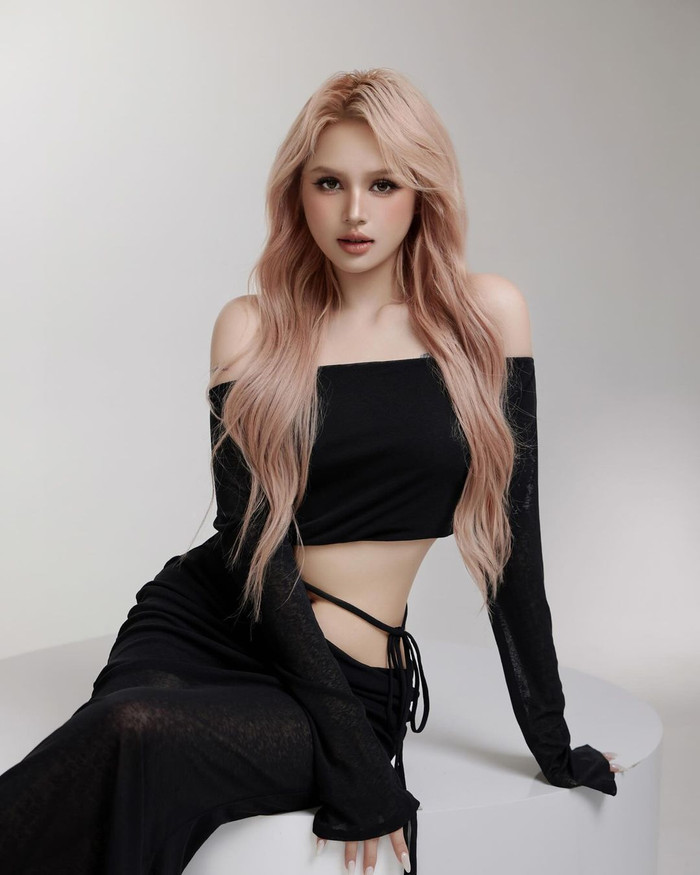 Xoài Non khoe vòng eo con khiến với chiếc đầm trễ vai có chất liệu vải mỏng được thiết kế dạng cut-out phối dây buộc. 