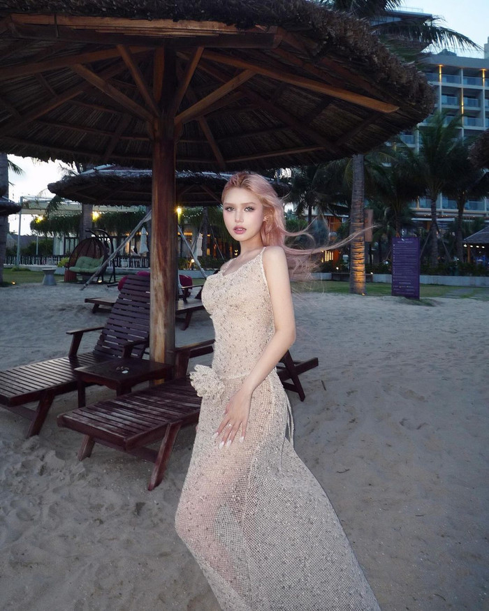 Người đẹp cũng hạn chế khoe hình thể hơn khi đi biển. Thay vì mặc bikini hai mảnh, mỹ nhân sinh năm 2002 chọn diện váy lưới mỏng không tạo cảm giác 'mát mẻ' mà vẫn gợi cảm. 