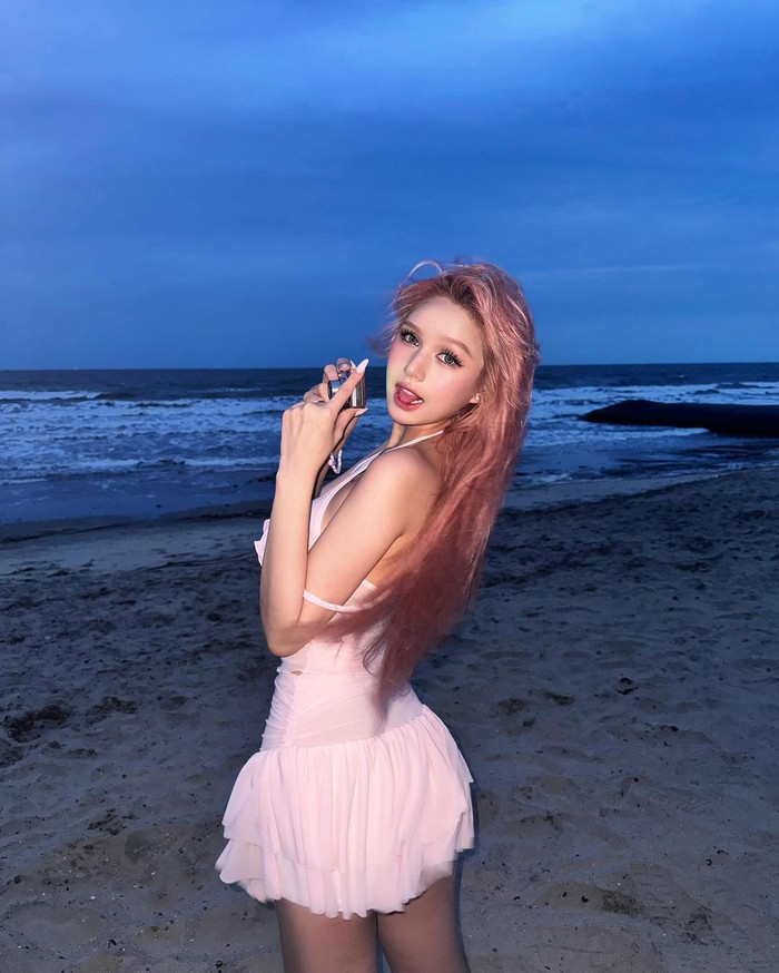 Ngoài váy lưới, Xoài Non còn có một số chiếc đầm được làm bằng vải voan xuyên thấu để mặc đi biển. 