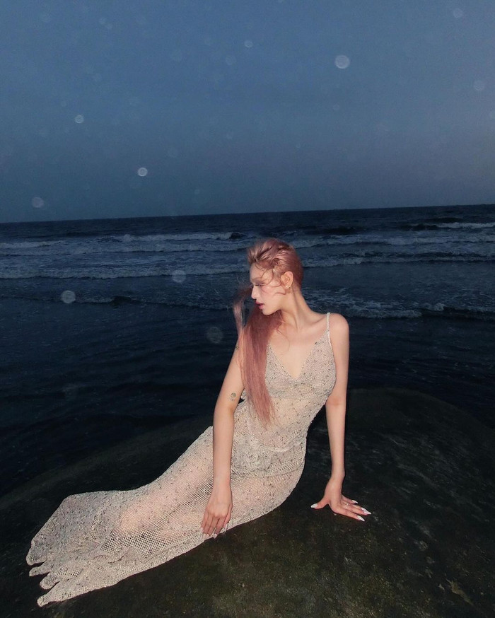 Xoài Non được nhận xét ngày càng quyến rũ, ra dáng phụ nữ trưởng thành thông qua ba bộ ảnh gần nhất. 