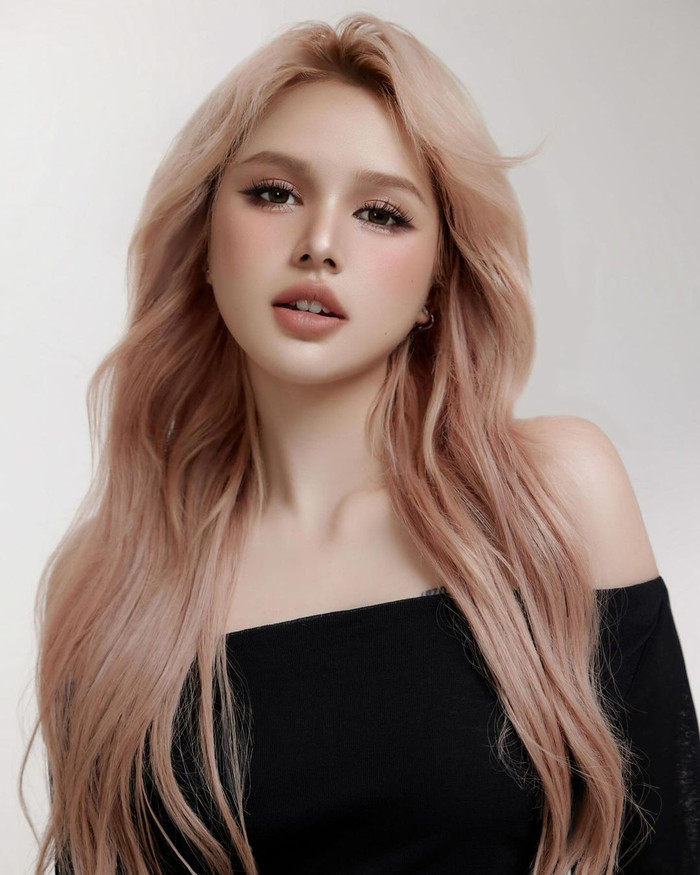 Mới đây, Xoài Non nhận được loạt lời khen ngợi với bộ ảnh shooting được đầu tư chỉn chu cùng màu tóc khá lạ. Đồng thời, tông trang điểm cũng khiến hình ảnh của nàng hot girl sinh năm 2002 trở nên mới mẻ. 