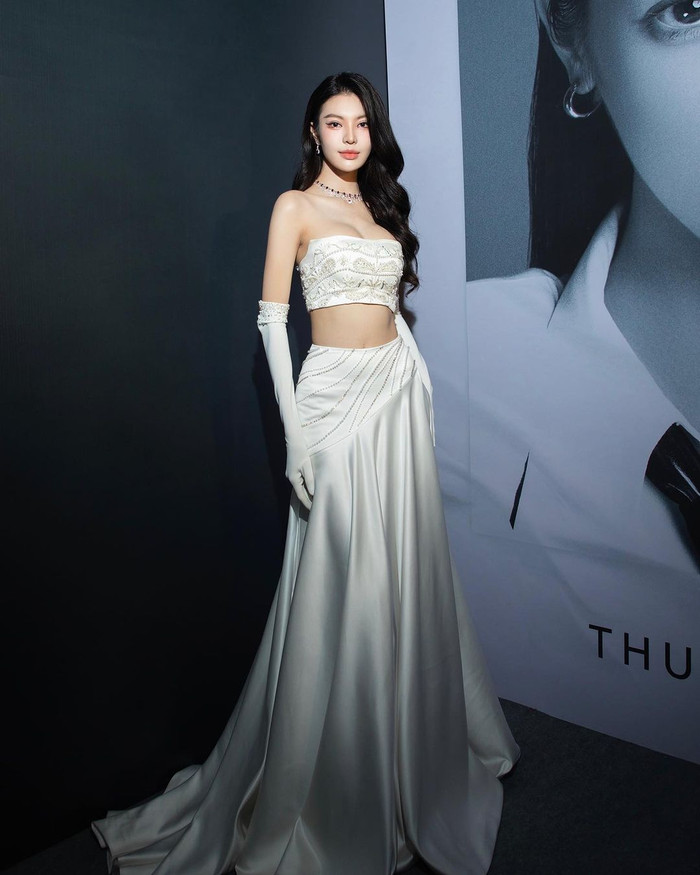 Khi dự sự kiện, mỹ nhân sinh năm 2005 lựa trang phục tôn được vòng eo 56 cm. Thiết kế là sự kết hợp hoàn hảo giữa chân váy dài satin cùng áo quây đính cườm, ngọc trai.