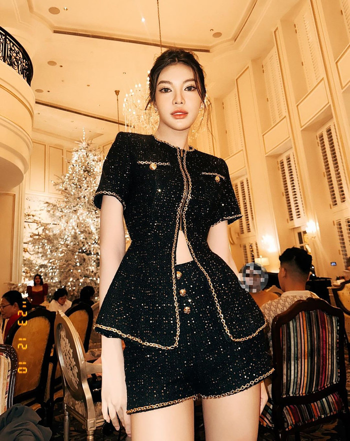 Khi dạo phố, uống trà cùng bạn bè, Tường San diện set đồ kín đáo làm từ vải tweed đen, viền thêm dây xích mạ vàng có độ dày vừa phải. Bộ cánh đem lại cảm giác sang trọng, phù hợp với không gian nhà hàng. 