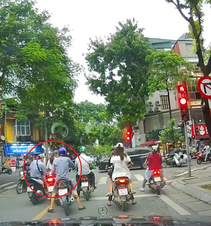 Hai gã đàn ông dàn cảnh, phối hợp với nhau để trộm đồ của cô gái trẻ. Ảnh: Cắt từ clip.&nbsp;