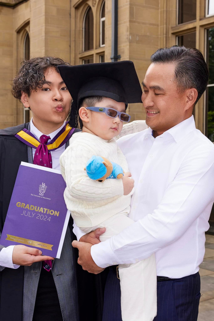 Con trai riêng của Chi Bảo tốt nghiệp đại học hồi tháng 7, giờ đỗ thạc sĩ ở một trường top tại Anh. 