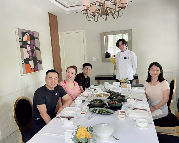 Vợ hiện tại của Chi Bảo và vợ cũ của anh có mối quan hệ tốt đẹp, văn minh.