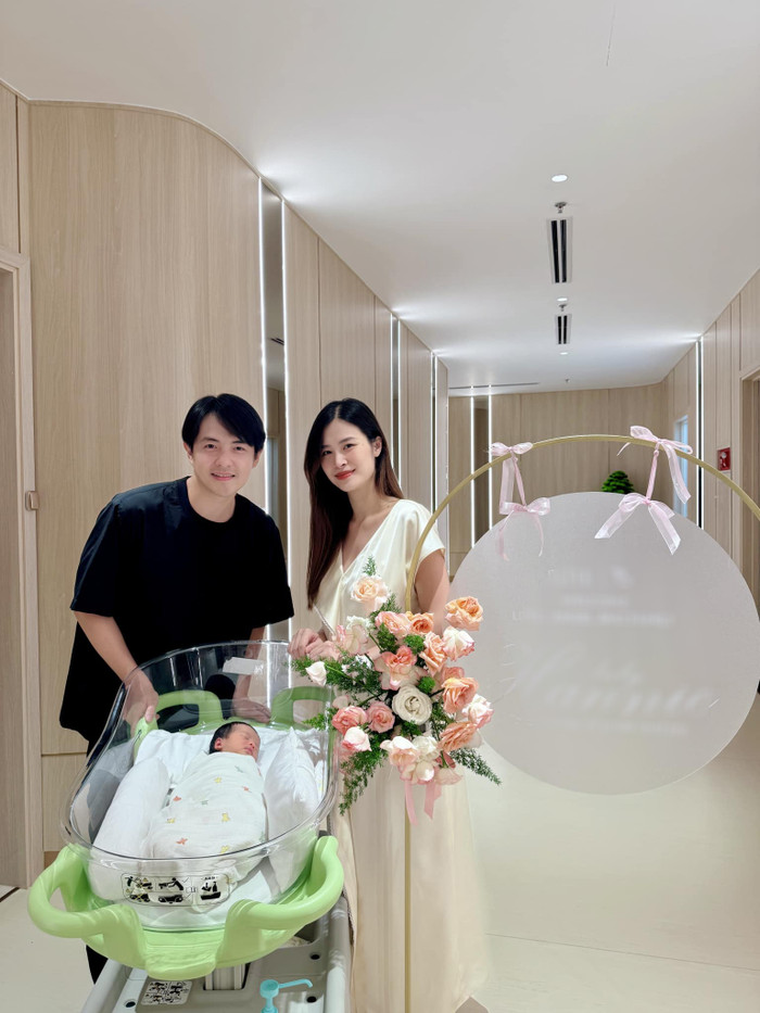 Đông Nhi và con gái được xuất viện về nhà. Nhan sắc mẹ bỉm sau 2 ngày sinh được nhiều người khen ngợi.