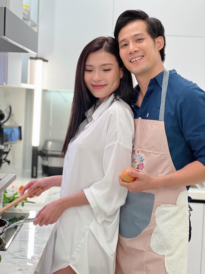 Thanh Thức và Thúy Diễm thân thiết với nhau. Cả hai đang đóng chung trong một phim truyền hình. 