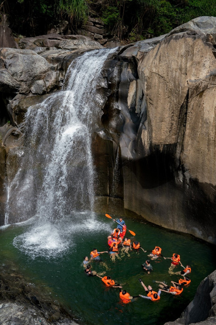 Nếu tới với Vực Phun vào dịp lễ 2/9 này, bạn không thể nào bỏ qua trải nghiệm hòa mình vào dòng suối mát rượi trong xanh
