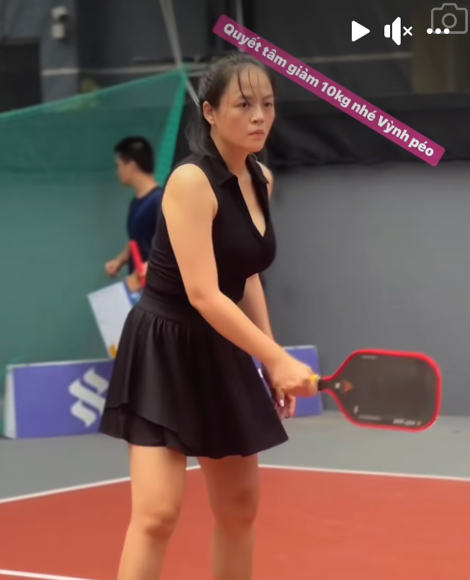 Thu Quỳnh ăn vận kín đáo, thanh lịch khi chơi pickleball. Ảnh: Chụp màn hình