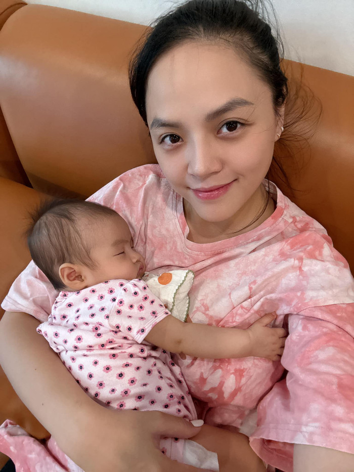 Thu Quỳnh hạnh phúc bế con gái. Ảnh: FBNV