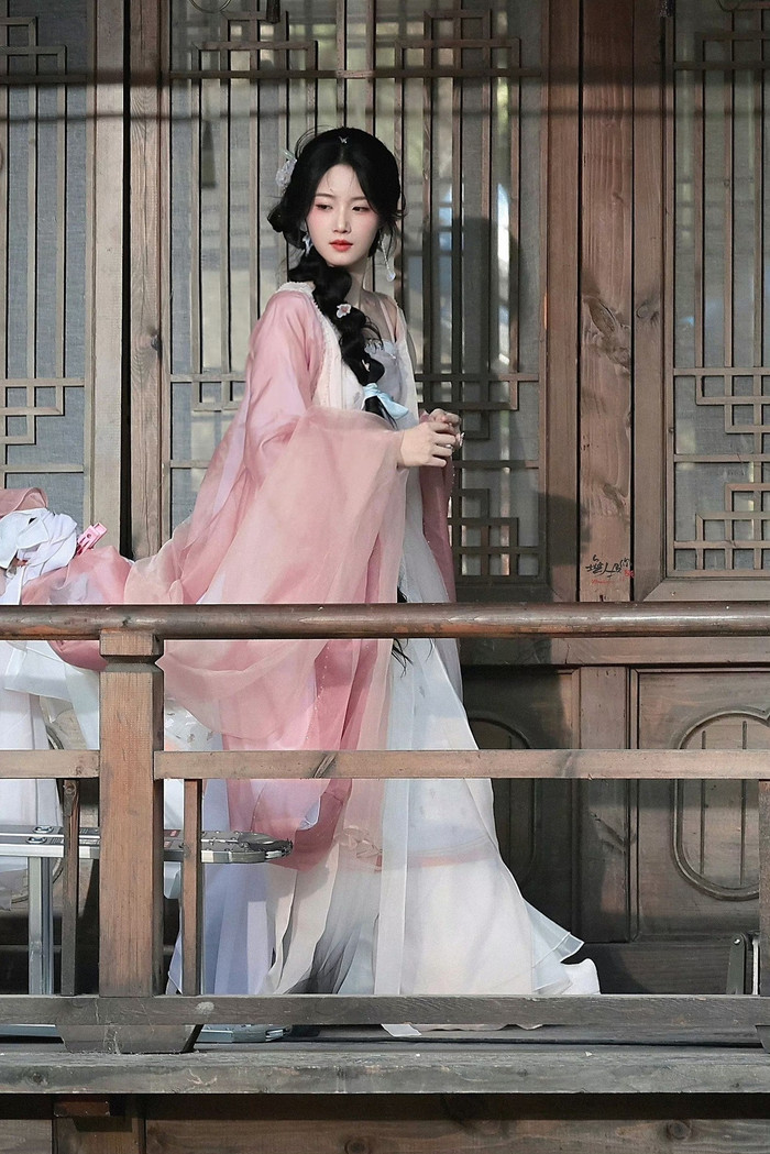 Tạo hình đẹp mê mẩn của Lư Dục Hiểu ở Nhập Thanh Vân