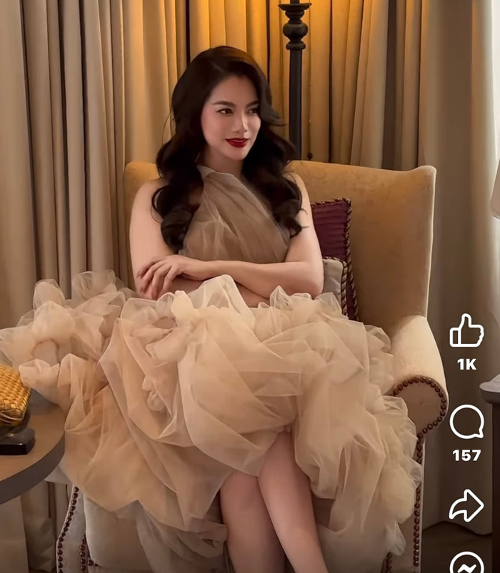 Trương Ngọc Ánh được khen ngợi có gu ăn mặc thời thượng dù cô đã bước sang tuổi 47.