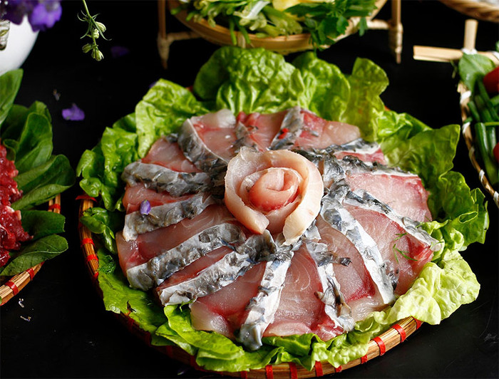 Cá trắm giòn nấu lẩu vô cùng thơm ngon