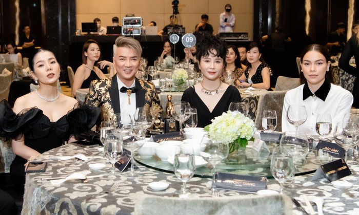 Từ năm 2015 đến nay, Hồ Ngọc Hà và Lệ Quyên vướng nghi vấn rạn nứt, cả hai không xuất hiện hay có bất cứ tương tác nào như trước đây. 