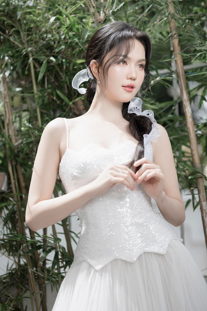 Ngọc Trinh hiện tại ít khoe da thịt lẫn cuộc sống sang chảnh, tiền tỷ đồng thời cho thấy chiều sâu trong lối suy nghĩ.