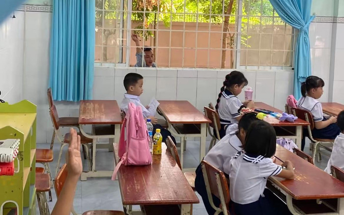 Ngày đầu con gái vào lớp 1, ông bố quyến luyến không rời khiến ai cũng thương Ảnh 2