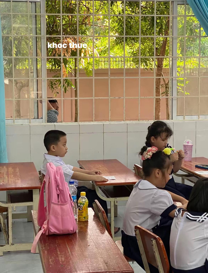 Ánh mắt đầy sự lo lắng xen lẫn yêu thương mà bố dành cho con gái ngày đầu vào lớp 1. Ảnh: Diễm Lê