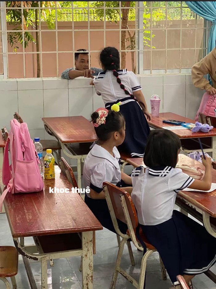 Dù con gái đã ổn định chỗ ngồi nhưng ông bố vẫn quyến luyến không rời ngoài cửa sổ. Ảnh: Diễm Lê