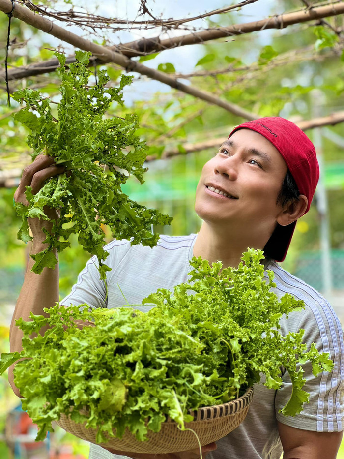 Trí Quang trồng nhiều rau củ trong vườn nhà, vừa ăn vừa biếu tặng bạn bè, hàng xóm.&nbsp;