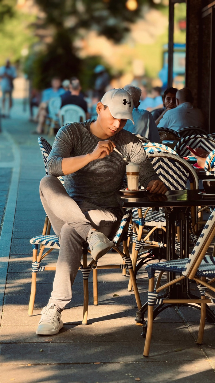 Trí Quang tranh thủ du lịch, chụp ảnh trong chuyến lưu diễn châu Âu gần đây.