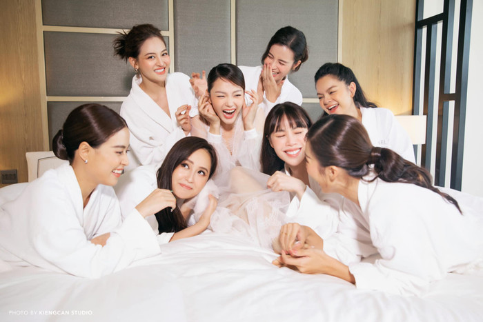Đông Nhi và Hoàng Thuỳ Linh vui vẻ chơi đùa cùng hội chị em trước giờ G đám cưới của Minh Hằng. Ảnh: Kiengcan Studio