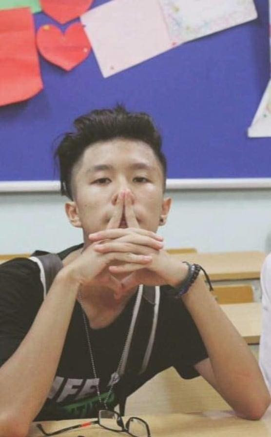 Với vai Chải, Long Vũ ở trên phim là một chàng thiếu gia ham chơi lêu lổng, học dốt. Thế nhưng ngoài đời Chải lại khác hoàn toàn, thậm chí còn có thành tích học tập đáng nể.