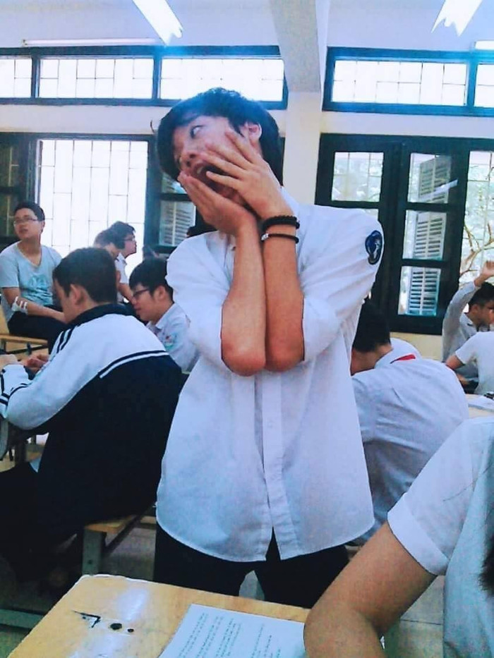 Trong một lần trả lời phỏng vấn, nghệ sĩ Vân Dung - mẹ ruột của diễn viên Long Vũ cho biết, về điểm thi đại học của Long Vũ, nếu tính điểm số thì thi đỗ tầm 9 trường đại học. Trước thành tích này của con trai, nghệ sĩ Vân Dung cũng từng phải thốt lên: 'Mẹ sốc lắm'.