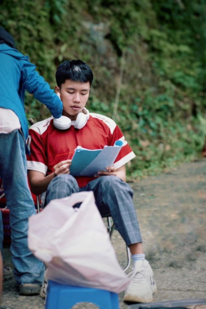 Cũng từ sự yêu mến này, những hình ảnh thuở học trò 'ngố tàu' của Long Vũ đã bị netizen đào lại.