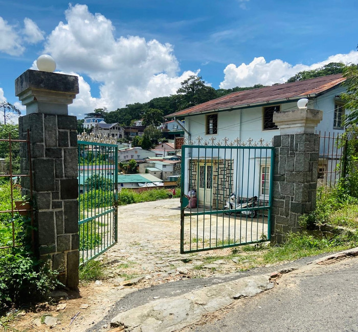 Dù ngôi nhà yên ắng và không có tiếng chó sủa, sự việc vẫn để lại nhiều dấu hỏi về số phận của chú chó Alaska. 