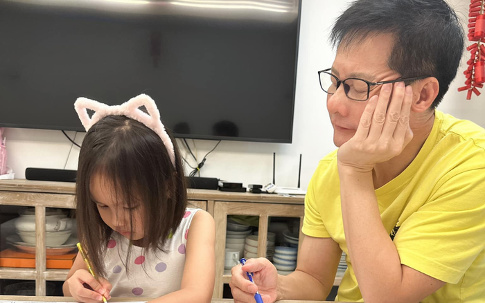 Ông xã Phan Như Thảo không ngần ngại chăm con. Ảnh: FBNV