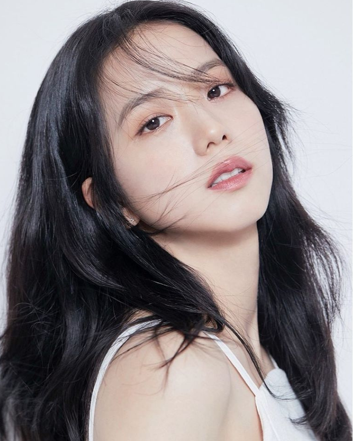 Đôi môi khô ráp, bong tróc do nhiều tác nhân như thời tiết hanh khô, thường xuyên sử dụng son môi nhiều chì...