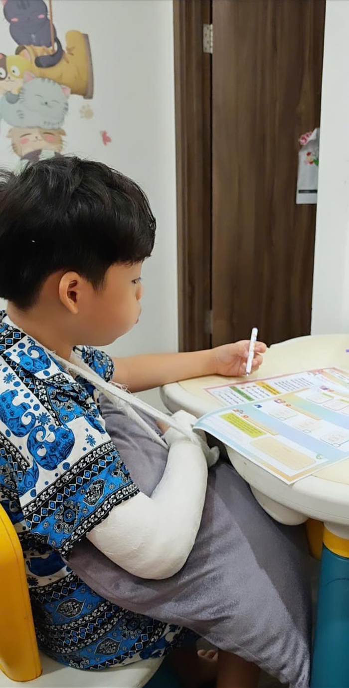 Dù chịu nhiều đau đớn, con trai Dương Cẩm Lynh vẫn mạnh mẽ khiến cô đỡ phần nào lo lắng.