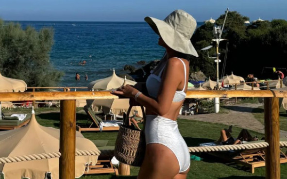 Nữ diễn viên vừa mới chia tay bạn trai kém tuổi, ngay lập tức khoe body cực nuột với bikini Ảnh 2