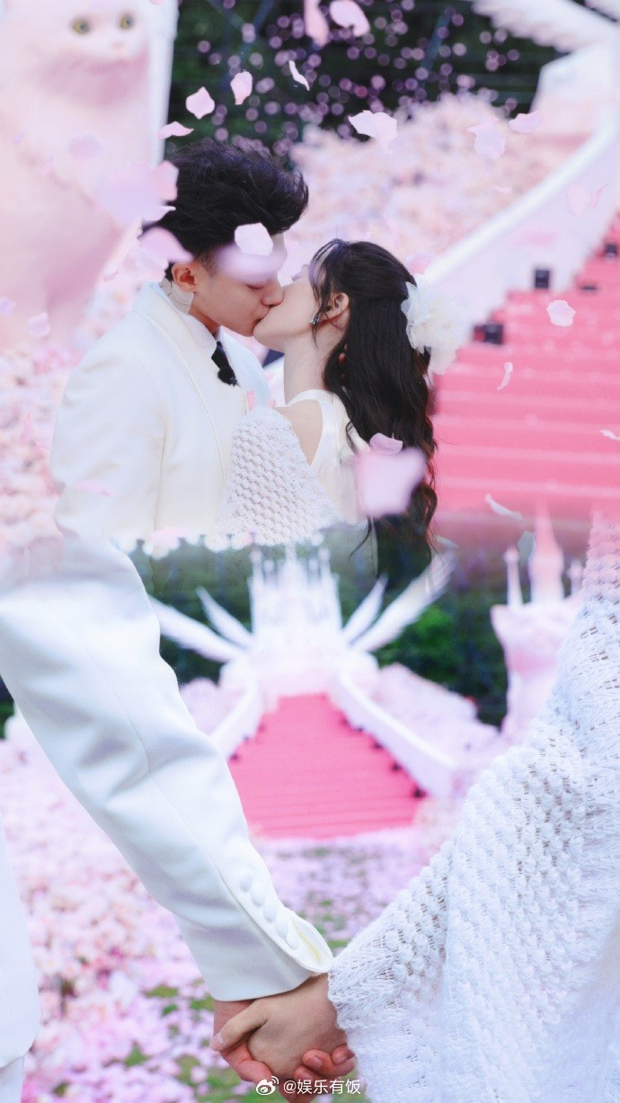 Công chúng mong ngóng đám cưới của chủ tịch và nàng thơ