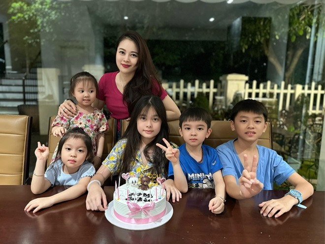 Bé Su sống trong gia đình có đông em nhỏ.