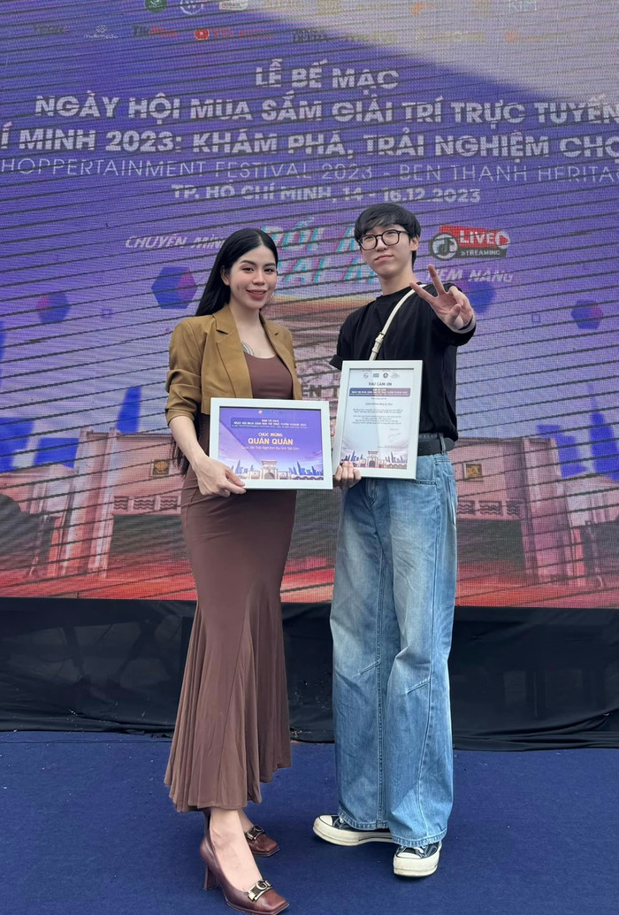 Nguyễn Minh Hiển (em trai Hằng Du Mục) người vốn kín tiếng, cũng bắt đầu thu hút sự quan tâm từ cộng đồng mạng.