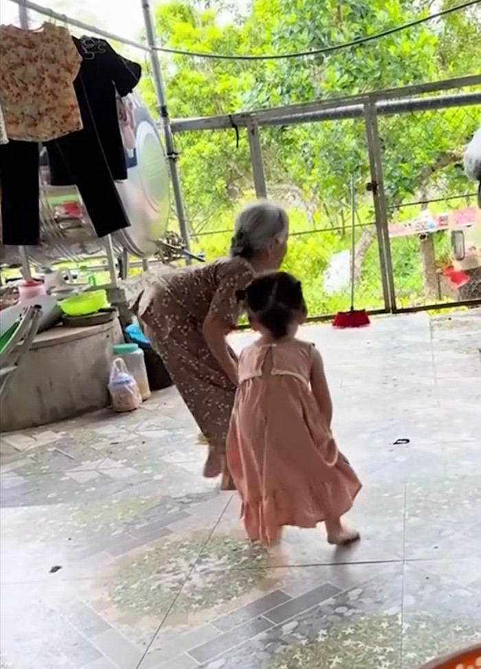 Khoảnh khắc đáng yêu này không chỉ mang đến tiếng cười cho người xem mà còn tạo ra một bài học quý giá về tình cảm gia đình.