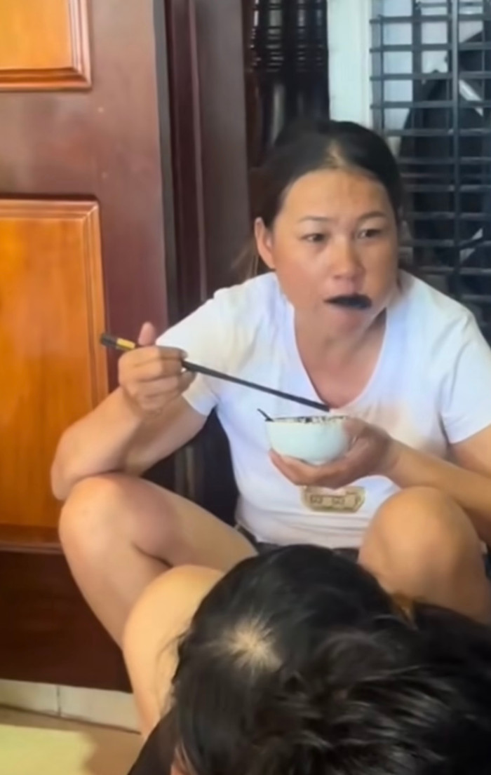 Thay vì hoảng hốt, người phụ nữ lại tiếp tục ăn một cách ngon lành, khiến người xem vừa buồn cười vừa ngưỡng mộ sự “tận hưởng” của cô.