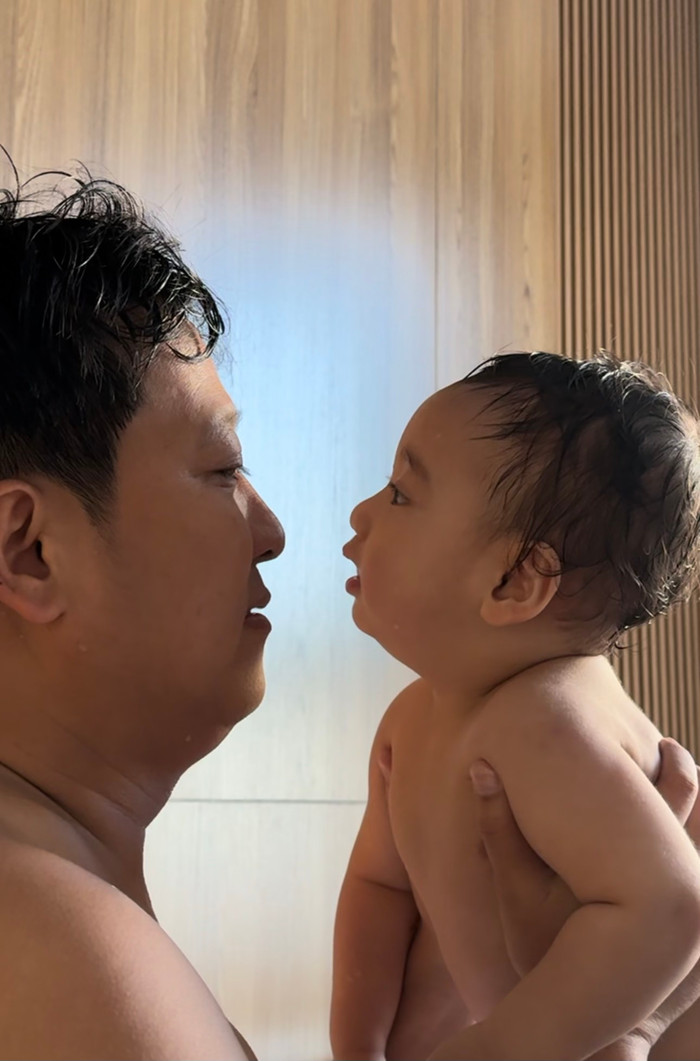 Trước đó, Trường Giang và con trai giống nhau 'như 2 giọt nước', đặc biệt là chiếc cằm nọng.