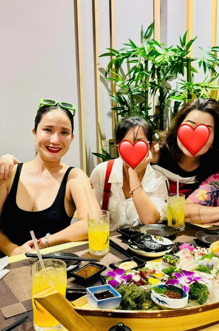 MC Cát Tường hội ngộ cùng bạn bè.